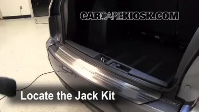 2010 Mitsubishi Outlander ES 2.4L 4 Cyl. Levantar auto Usar el gato para levantar el auto